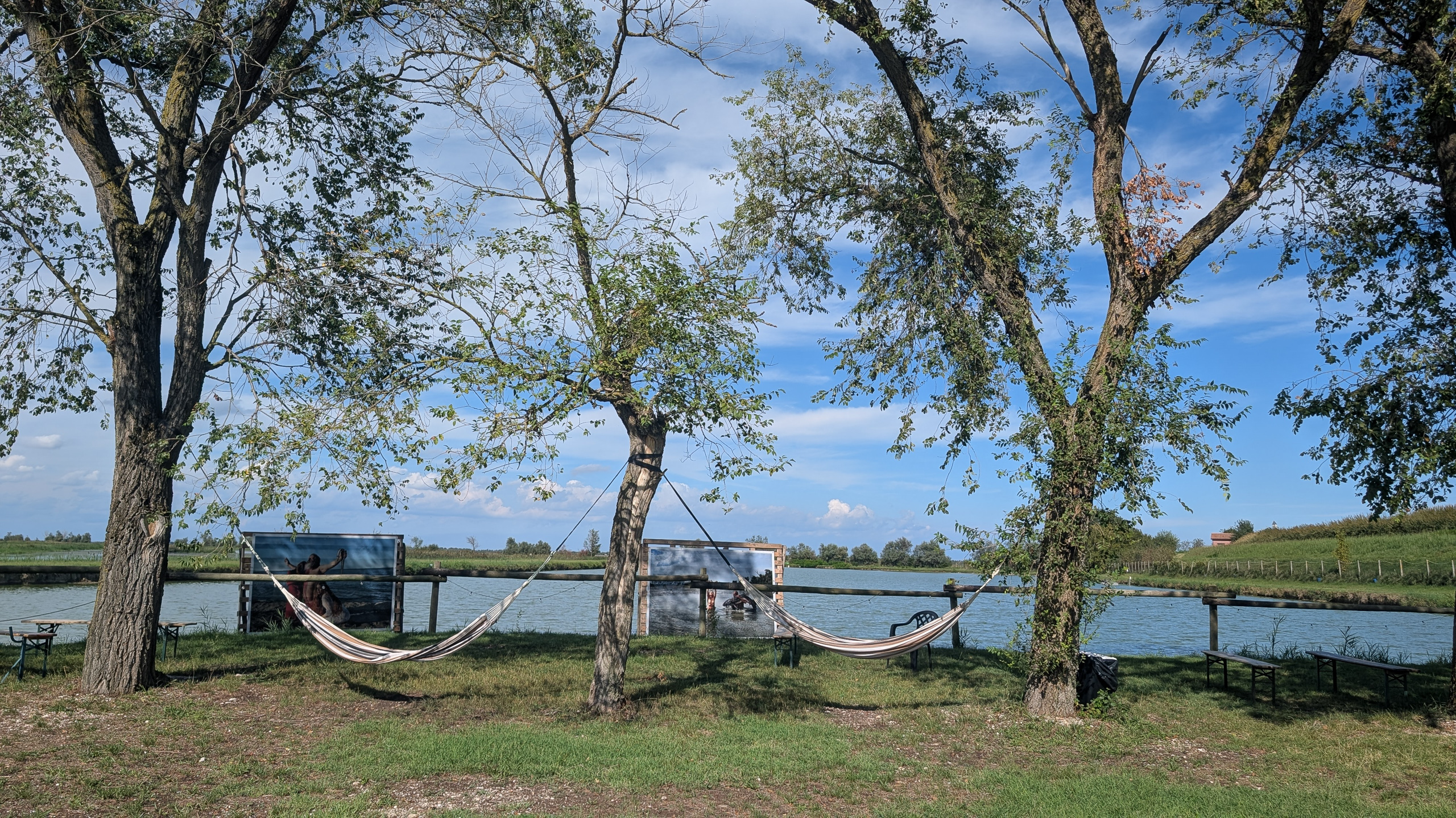 Bar Punto Valle – Hängematten und große Fotos am Wasser